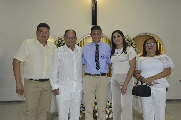 José Francisco Linero Cotes con sus papás José Antonio Cotes y Rosa Cotes Palacin y sus padrinos Darío Zabaleta y Mónica Becerra.
