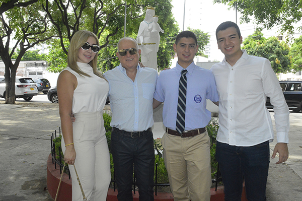 Luciano y Francisco Paternostro Bernier acompañados de sus padres Francisco Paternostro y Jhoana Bernier.