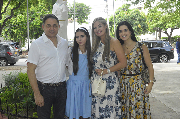 Valentina Henríquez con sus padres Honorio Henríquez, Angélica Guzmán y su madrina Verónica Dávila Dávila.