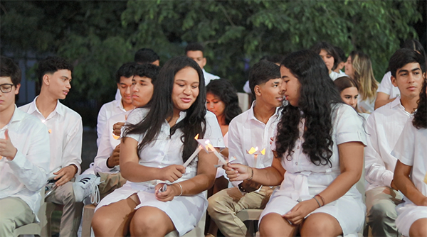 Estudiantes del grado 11 encendieron la luz simbólica del colegio.