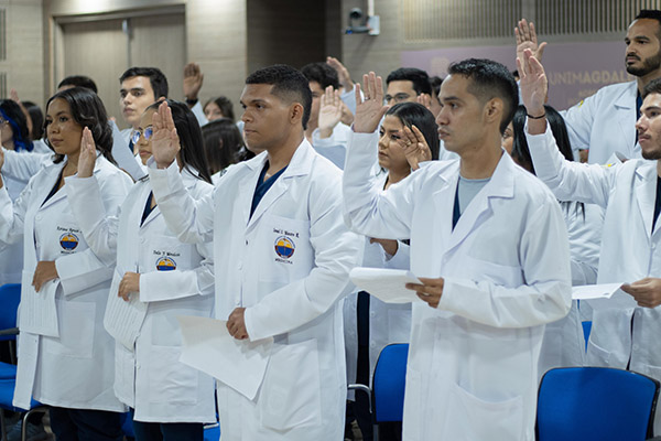 Los estudiantes leyeron con orgullo el código de honor médico donde se comprometen a ejercer la medicina con ética y responsabilidad.