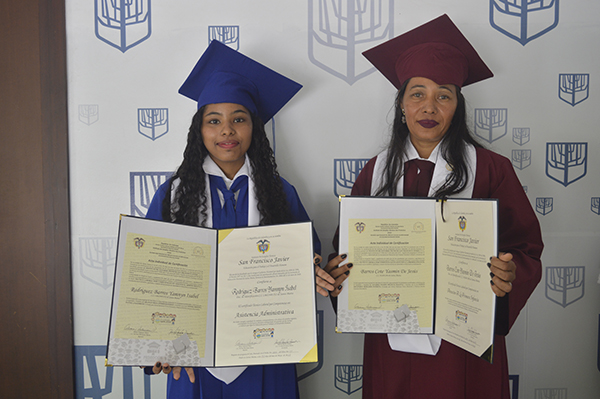 Un triunfo de madre e hija: Yamnin Rodríguez y Yasmin Barros recibiendo el diploma de Asistencia Administrativa y Atención a la Primera Infancia. 