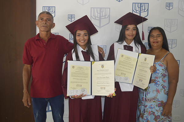Las hermanas Betzi y Camila Castro junto a sus padres Sinulfo Castro y Deniris Daza. 