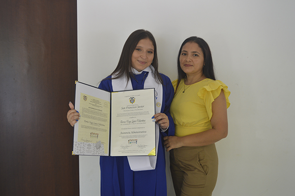 Laura Valentina Torres junto a su madre Adriana Vega con el diploma que certifica su participación en el curso de Asitencia Administrativa. 