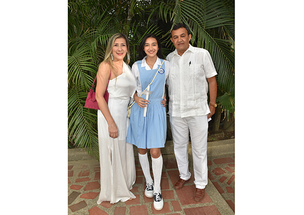 Juliana Delgado al lado de su madre Nubia Martínez y su padre Rafael Delgado