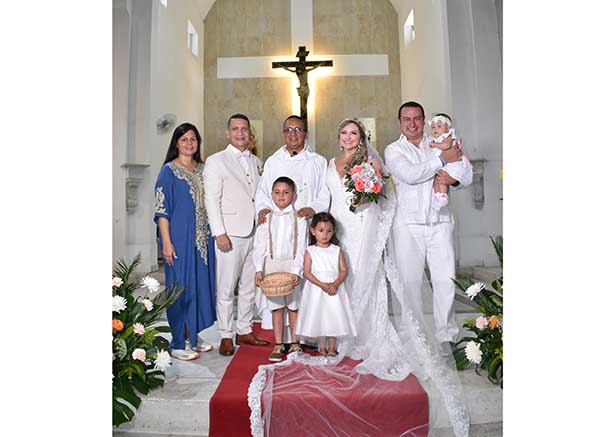 Los recién casados con los padrinos Paula Raigosa y Juan Bolaño, en compañía de los niños Juan Peréz, Juanita Leguia, Lucia Bolaño.