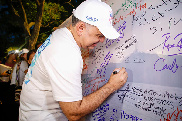 En un lienzo en el Parque de los Novios, miles de samarios plasmaron junto al precandidato del grupo significativo de ciudadanos Santa Marta Sí Puede, Carlos Pinedo Cuello, la ciudad que todos sueñan.