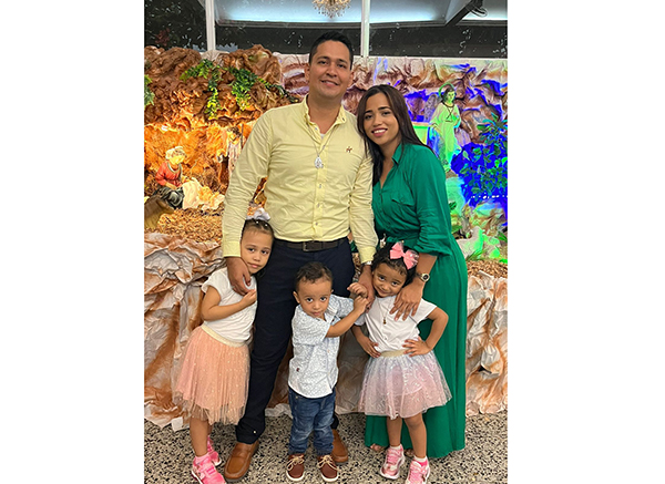 El joven católico Elías David Torres con su señora e hijos ha estado siempre al servicio de los demás y ahora quiere ocupar un cargo público por el rescate de los valores y las creencias de la familia samaria.
