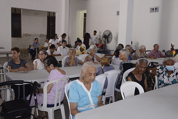  Beneficiarios del Centro de Bienestar al Anciano Sagrados Corazones de Jesús y María.