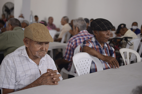 Abuelos dándole las gracias a Dios, por tan importante obra social.