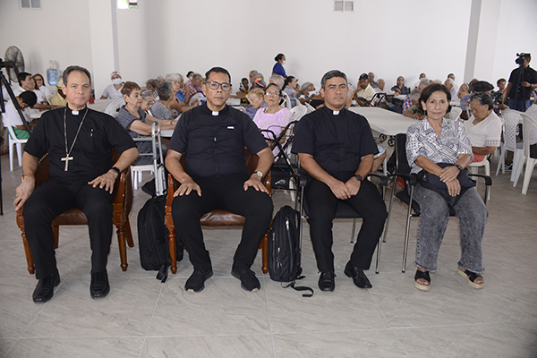 Jose Mario  Bacci, Padre  Armando Echeona, Padre Alex Martinez y  Ana Raquel Meza.