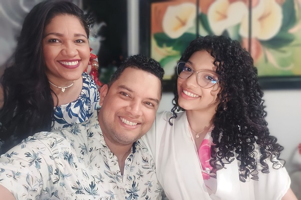 Jorge Vargas, quien se desempeña actualmente como almacenista en el reconocido Hotel Zuana, junto a su esposa Yolanda Flórez y su hija Laura Sofía Vargas Flórez, quien justamente hoy 18 de junio está cumpliendo 14 años.