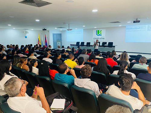 La Universidad abre estos espacios para que estudiantes y profesionales de diferentes áreas del conocimiento tengan la posibilidad de capacitarse frente a los diferentes cambios de la globalización.