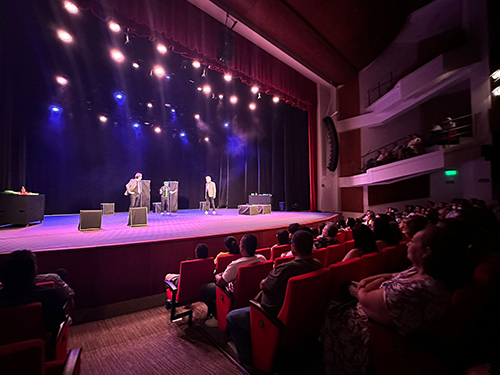 La obra logró equilibrar magistralmente el humor y la crítica social, brindando al público una experiencia teatral coLa obra logró equilibrar magistralmente el humor y la crítica social, brindando al público una experiencia teatral completa.mpleta.
