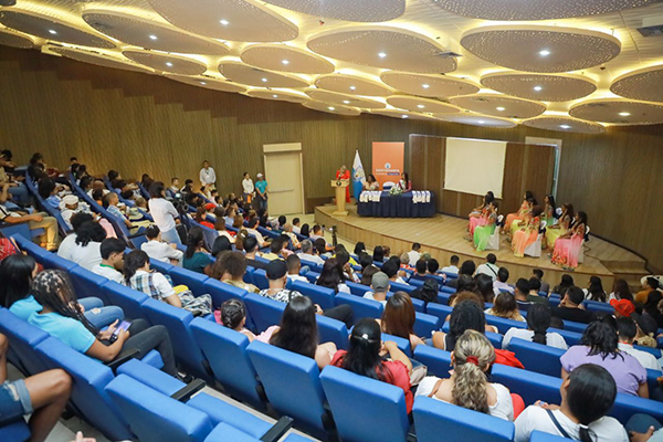 El público que llenó las graderías del Teatro Cajamag no pudo contener su entusiasmo y aplaudió efusivamente cada presentación.