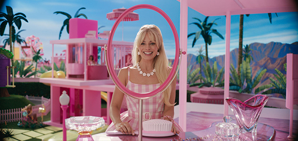 Fotograma de la película “Barbie” protagonizada por la actriz Margot Robbie. Con el rosa por bandera y la diversión como objetivo, llega a los cines “Barbie”, un muy buen entretenimiento con Margot Robbie como la famosa muñeca, acompañada por Ryan Gosling, en una historia llena de ironía y autocrítica, dirigida por Greta Gerwig. (Foto EFE/ Warner Bros. Pictures)