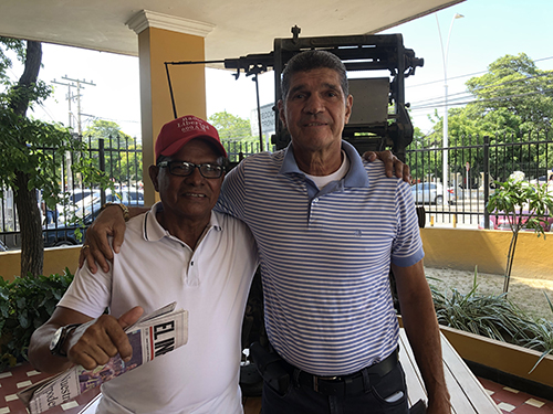 William De La Hoz en compañía de su amigo Eduardo Emilio Vilarete, exjugador del Unión Magdalena en las instalaciones de EL INFORMADOR.