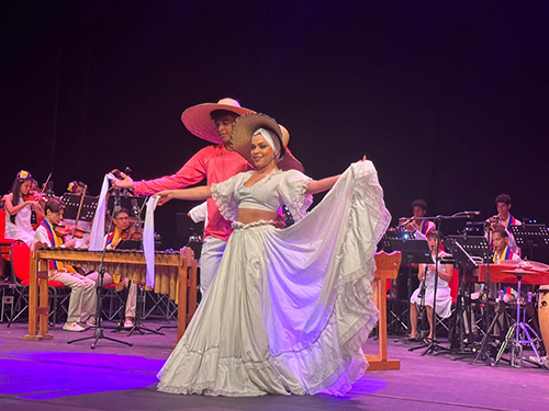 Los ritmos tradicionales de cada región se fusionaron con bailes típicos que encarnaban la esencia misma de la cultura colombiana