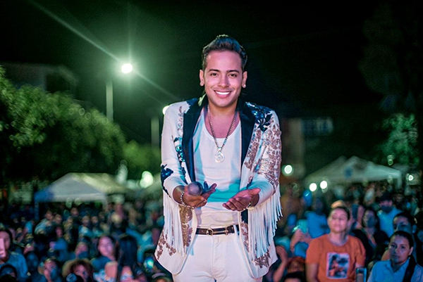 Orlando Liñán es un digno representante de su pueblo, dejando en alto su nombre como cantante, actor y presentador de televisión.