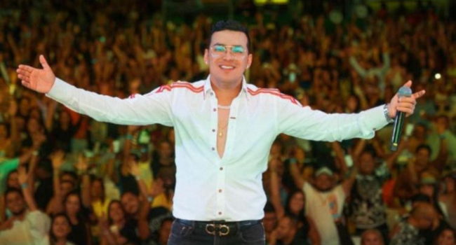 El intérprete aventurero postuló un video en sus redes sociales pidiéndole a sus seguidores que enviaran vídeos o fotos cantando la canción y que el seleccionará los mejores 100 para hacerlos parte del proyecto. 