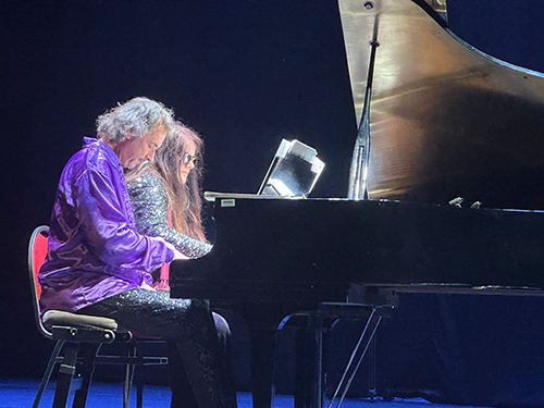 La noche fue un triunfo rotundo, una celebración de la música clásica francesa que dejó a todos los presentes con una sensación de asombro y gratitud.