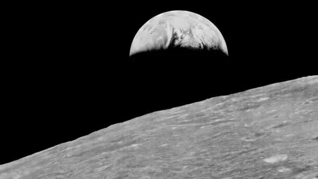 Primera imagen de la Tierra que se tomó desde la Luna. NASA.