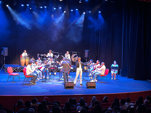 El público se sumergió en una experiencia musical única, reviviendo canciones que han dejado huella en la historia.