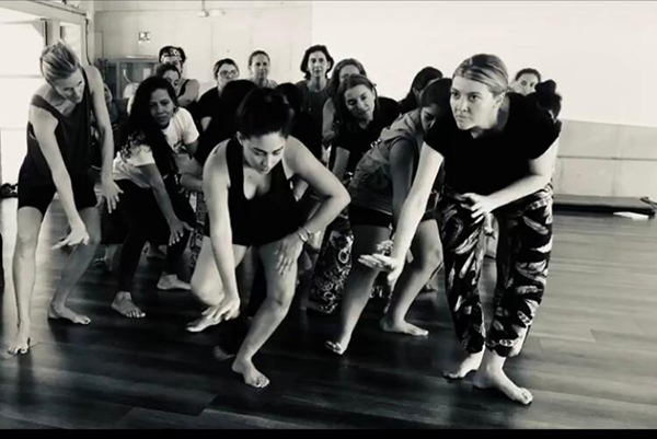 Desde el exilio, la actriz y directora Colombo Iraní Ana Mazhari y el actor y dramaturgo Carlos Ramírez responden al llamado con esta obra. Desde el exilio, la actriz y directora Colombo Iraní Ana Mazhari y el actor y dramaturgo Carlos Ramírez responden al llamado con esta obra.