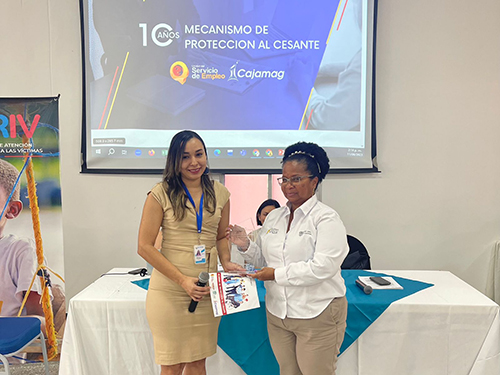 En este espacio, la Agencia de Empleo de Cajamag otorgó un reconocimiento a Audes Estella Jiménez González, directora territorial del Magdalena de la Unidad para las Víctimas. En este espacio, la Agencia de Empleo de Cajamag otorgó un reconocimiento a Audes Estella Jiménez González, directora territorial del Magdalena de la Unidad para las Víctimas.