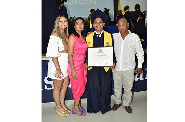 Pedro José Castillo graduado en derecho, su padre Pedro Castillo, Valentina Castillo y Yulieth Martínez.