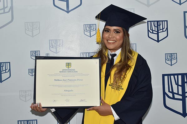 Melissa José Pimienta Pérez, recibió grado en la carrera de Derecho.