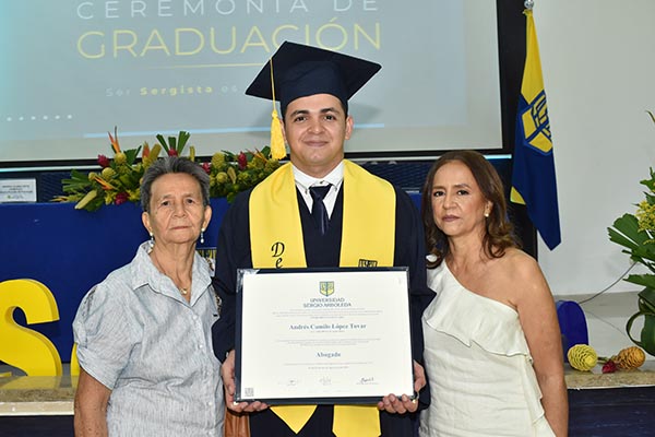 Andrés Camilo López Tovar, con sus familiares Alicia Jimeno, Meladys Tovar.