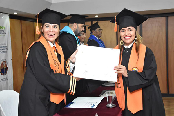 La ingeniera ambiental Angélica María Pérez Rincón, recibiendo el titulo por parte de Yiniva Camargo Caicedo, decana de la Facultad de Ingeniería. La ingeniera ambiental Angélica María Pérez Rincón, recibiendo el titulo por parte de Yiniva Camargo Caicedo, decana de la Facultad de Ingeniería.