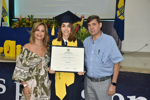 Carolina con sus padres Jesús Manrique Gómez y Beatriz Eugenia Vives de Manrique.