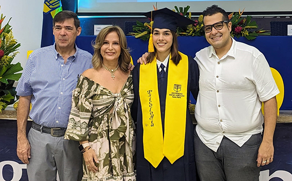 La nueva profesional con sus padres y con su esposo Enrique Mario Aaron Mejía.