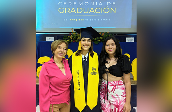 Penélope Villanueva Sánchez y Beatriz Elena Sánchez Laverde, con Carolina Manrique Vives después de la ceremonia de su graduación.