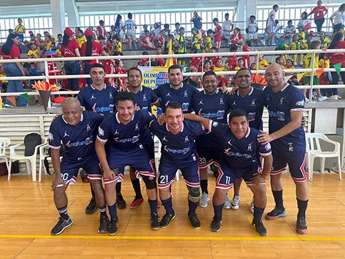El punto culminante llegó con un apasionante partido de fútbol entre docentes y padres de familia, sellando la jornada con risas y camaradería. El punto culminante llegó con un apasionante partido de fútbol entre docentes y padres de familia, sellando la jornada con risas y camaradería.