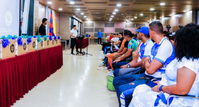 El acto estuvo liderado por el Doctor Pablo Vera Salazar, rector de la Alma Mater, quien entregó a los deportistas y artistas herramientas tecnológicas consistentes en 113 computadores y 9 tabletas.