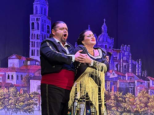 El espectáculo contó con la participación de un solista cubano, dos talentosos colombianos y un grupo de bailarines, todos respaldados por la impresionante Orquesta Sinfónica de Cajamag.