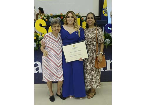 La nueva especialista Ana Gabriela Moreno Ropaín, con su madre Celmira Ropaín y su abuela Benicia Ortiz.