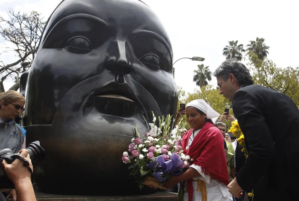 Medellín expresó su amor por el pintor y escultor Fernando Botero, su hijo más ilustre, al que homenajeó con flores, música y mensajes.