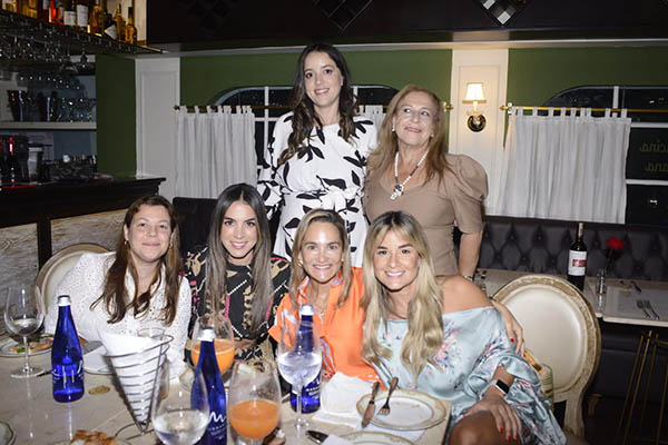 Adriana Vidal, Piedad Caballero, Melissa Pinedo, María Beatriz Vives, Tatiana Gutiérrez e Ivonne Caballero.