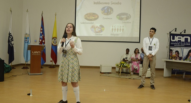Los estudiantes del colegio Liceo Versalles realizaron sus ponencias en el marco del evento literario.