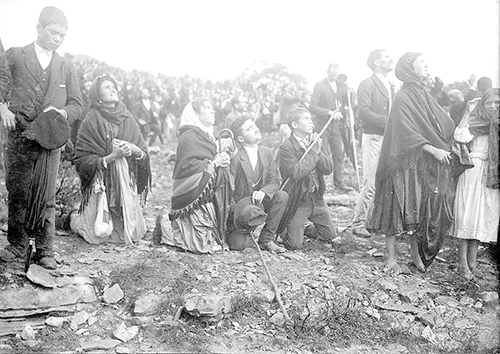 Fotografía de personas mirando al sol durante el evento, el 13 de octubre de 1917. La imagen fue tomada por Judah Ruah, fotógrafo del diario O Seculo y publicada por Ilustração Portugueza el 29 de octubre de 1917