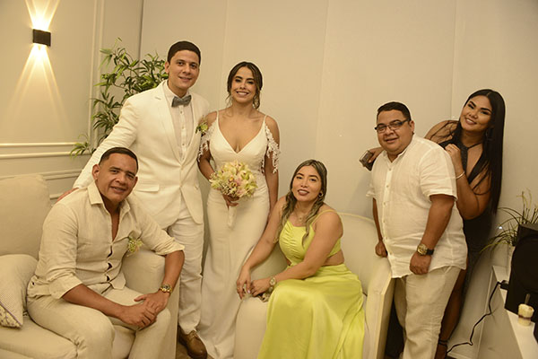 Los novios con Cristian Pitre, Tatiana Romero, Mónica Aroca y Luis Granados.