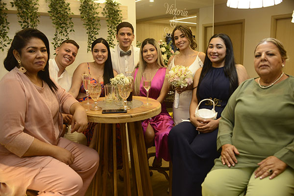 Los novios con Nubis Arias, Juan Carlos Vilarete, Luisa Reyes, Yoiseth Vilarete, María Carolina García y Luz Marina Quiñonez.