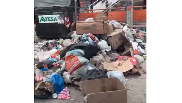 Captura de pantalla del video que circuló en redes sociales sobre las basuras en el barrio Las Malvinas. Captura de pantalla del video que circuló en redes sociales sobre las basuras en el barrio Las Malvinas.