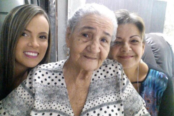 En la fotografía, doña Cielo Pérez de Acevedo con su hija Miriam Acevedo de Rodríguez y su niesta Angie Acevedo