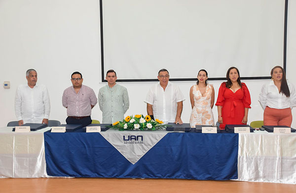  Edgar Castro, Rick Acosta, Elder Mejía, Gilbert Torres, Elena Torres, Lourdes Ospino y Jacqueline Guardiola.