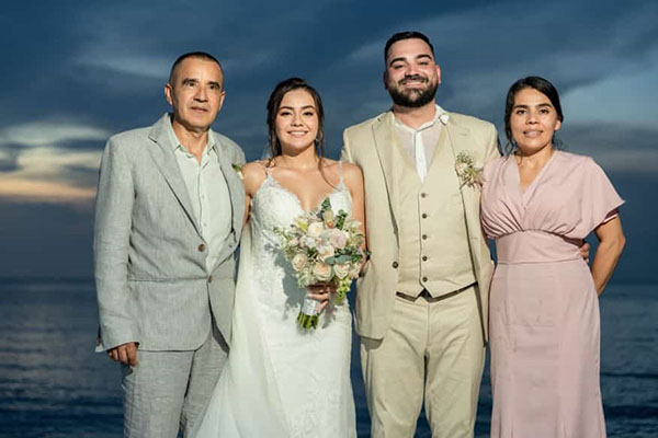 Los novios junto a los padres de la novia, Esnedy Díaz y Freddy Franco.